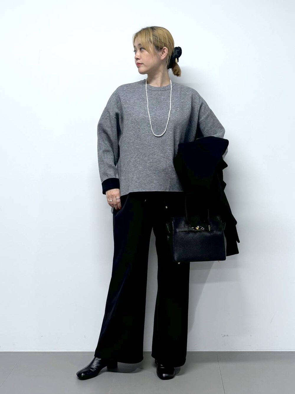 「フェミニン、ベーシック/シンプル、おでかけ、ショートブーツ、ヘアアクセサリー、ニット、ワイドパンツ、バッグ、レイヤードスタイル、冬コーデ、オーバーサイズ、ワンマイル、体型カバー、カジュアル、BARNYARDSTORM」｜「BARNYARDSTORMのBARNYARDSTORM / ワイドPコート（その他アウター、ブラック系）」を使った、ニッシさん（レディース・164cm）の秋コーディネートの6枚目の写真