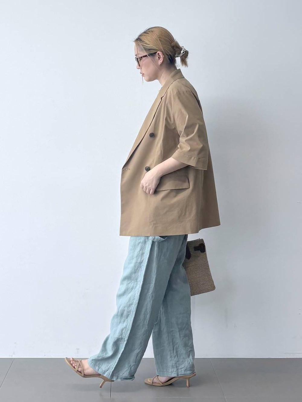 グリーン系のその他パンツ、ベージュ系のテーラードジャケット、ベージュ系のTシャツ/カットソーを着用したレディースの春コーディネートの3枚目の写真