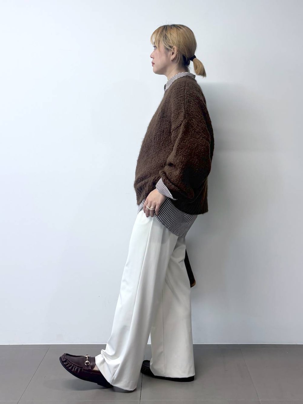 ブラウン系のローファー、ベージュ系のシャツ/ブラウス、ブラウン系のニット/セーターを着用したレディースの秋コーディネートの4枚目の写真