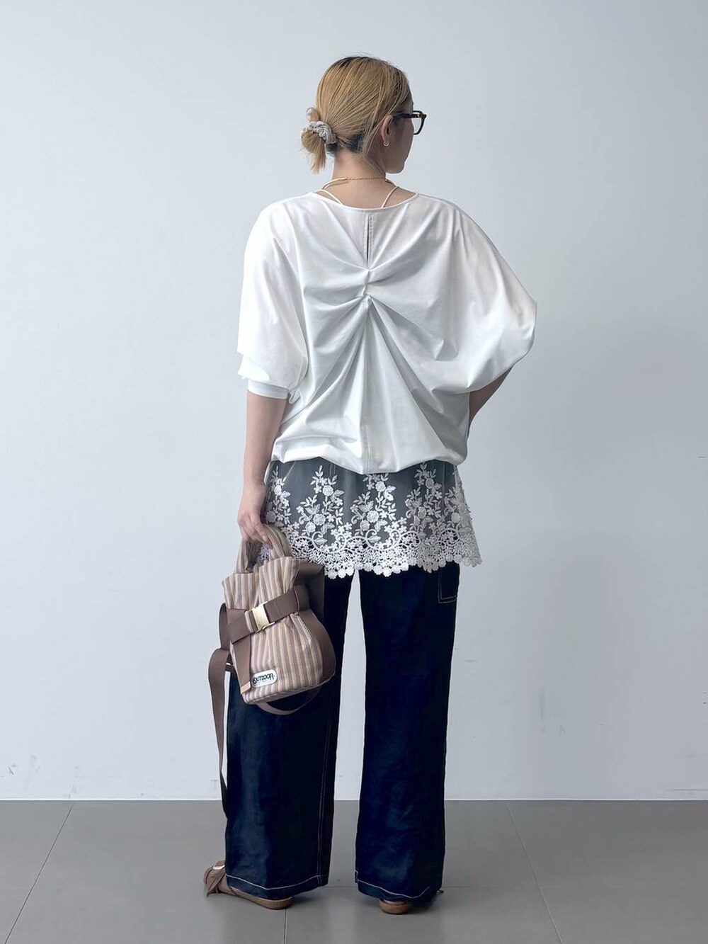 ホワイト系のTシャツ/カットソー、ベージュ系のショルダーバッグ、ブルー系のその他パンツを着用したレディースの春コーディネートの4枚目の写真