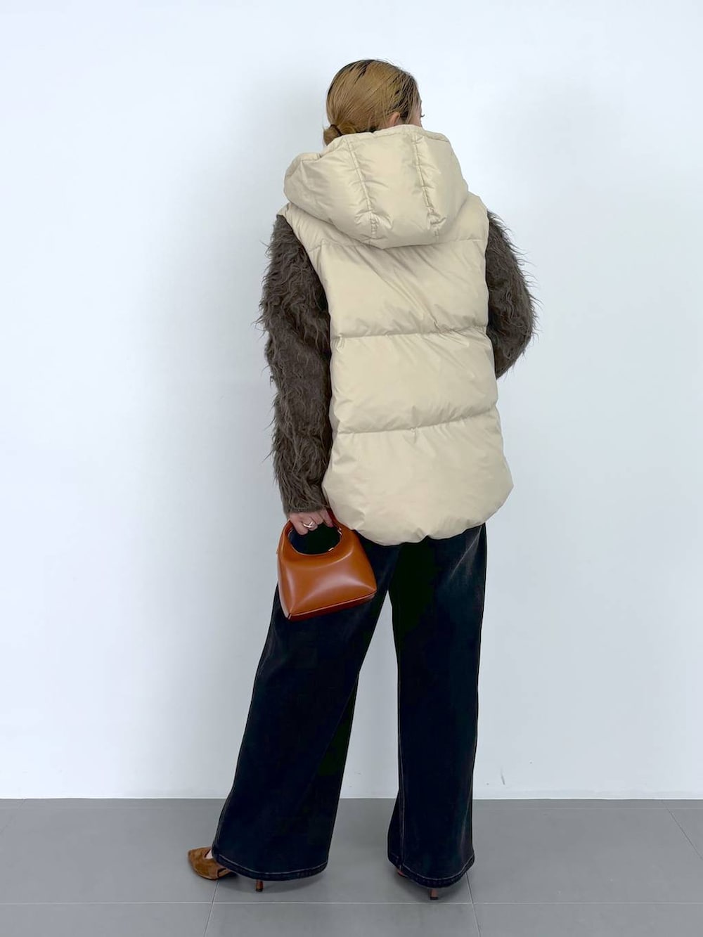 ブラウン系のショルダーバッグ、ブラウン系のTシャツ/カットソー、ブラウン系のパンプスを着用したレディースの秋コーディネートの4枚目の写真