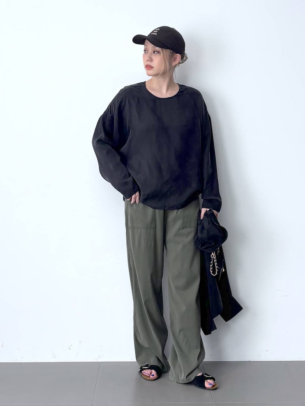 グリーン系のその他パンツ、グレー系のシャツ/ブラウス、グレー系のシャツ/ブラウスを着用したレディースの春コーディネートの5枚目の写真