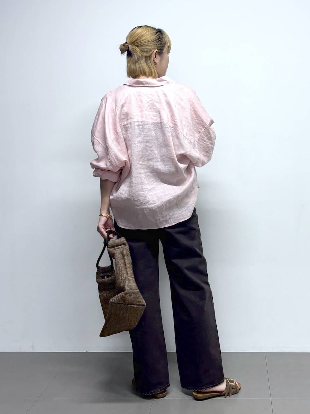 ピンク系のシャツ/ブラウス、ブラウン系のサンダル、グレー系のTシャツ/カットソーを着用したレディースの夏コーディネートの5枚目の写真