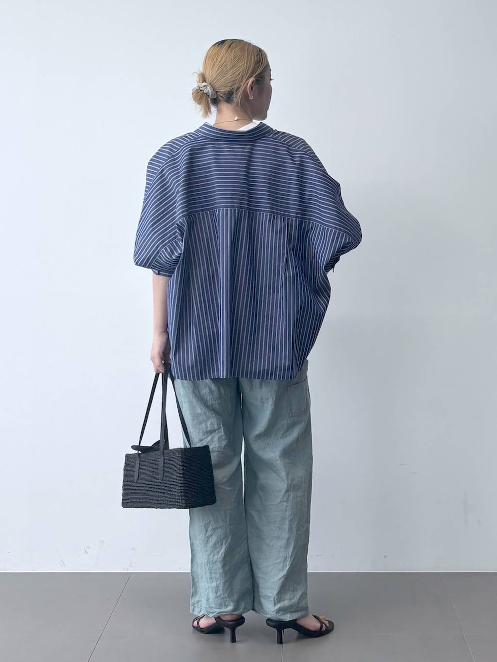 ブルー系のシャツ/ブラウス、グリーン系のその他パンツ、ホワイト系のTシャツ/カットソーを着用したレディースの春コーディネートの4枚目の写真