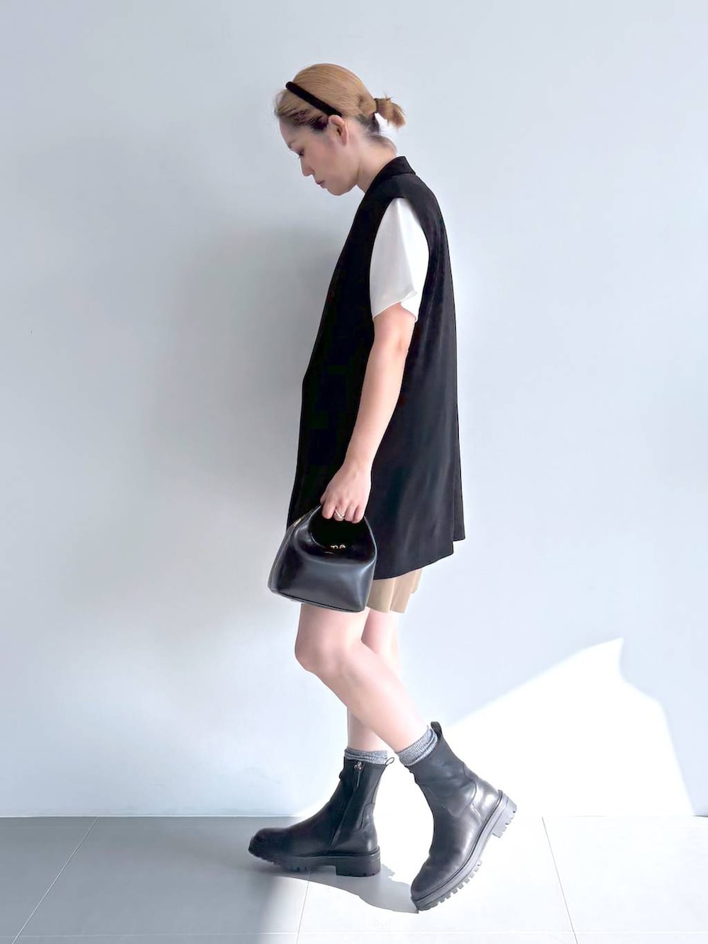 「ショートパンツ、Tシャツ、ブーツ、ショートブーツ、ヘアアクセサリー、ハンドバッグ、夏コーデ、秋コーデ、レイヤードスタイル、オーバーサイズ、ワンマイル、カジュアル、BARNYARDSTORM、Mazell、シンプルコーデ」|「BARNYARDSTORMのBARNYARDSTORM / SINBONO / ショルダーBAG(ショルダーバッグ、ブラック系)」を使った、ニッシさん(レディース・164cm)の夏コーディネートの2枚目の写真