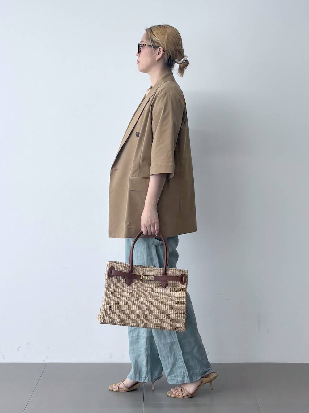 グリーン系のその他パンツ、ベージュ系のテーラードジャケット、ベージュ系のTシャツ/カットソーを着用したレディースの春コーディネートの2枚目の写真