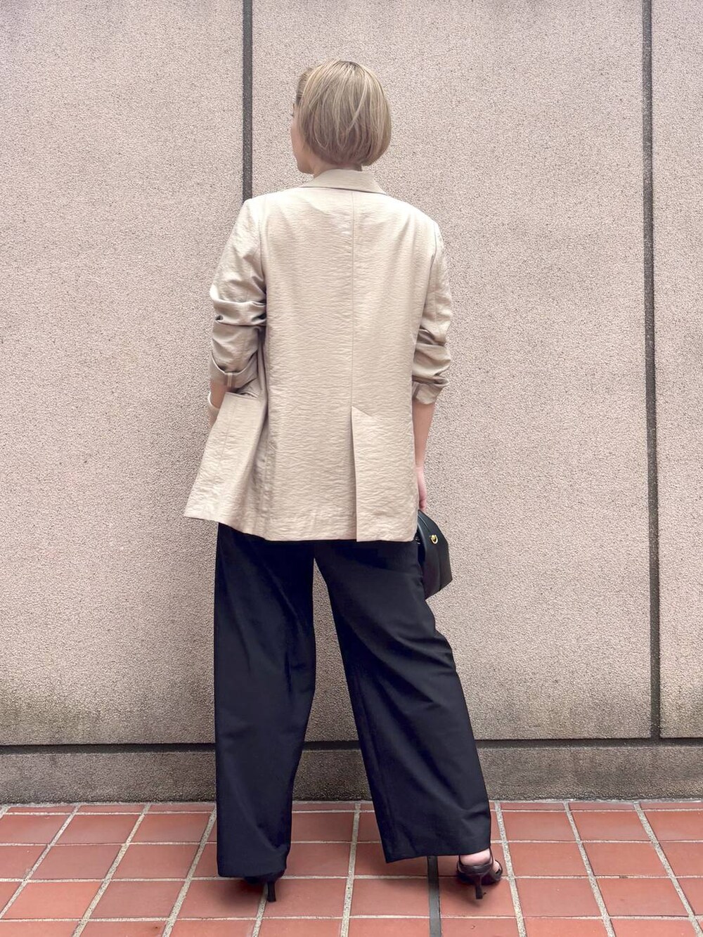 ブラック系のサンダル、ブラック系のその他パンツ、ブラック系のハンドバッグを着用したレディースの夏コーディネートの4枚目の写真