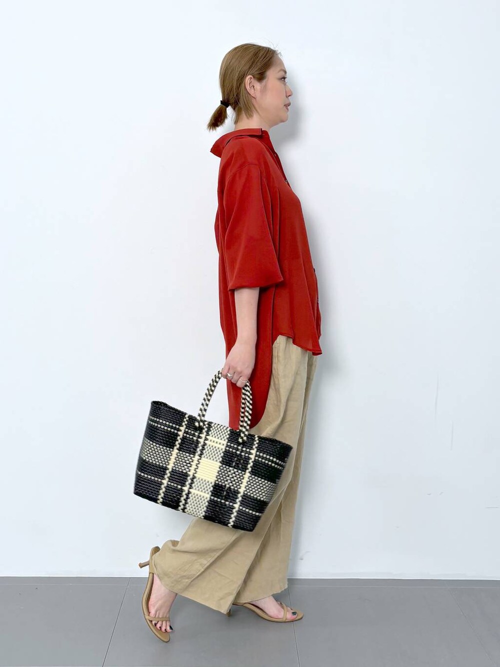 ベージュ系のスリッポン、ベージュ系のその他パンツ、その他のチョーカーを着用したレディースの春コーディネートの3枚目の写真