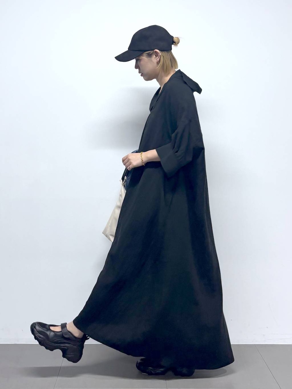 ブルー系のシャツ/ブラウス、ブラック系のワンピース、ホワイト系のトートバッグを着用したレディースの夏コーディネートの6枚目の写真