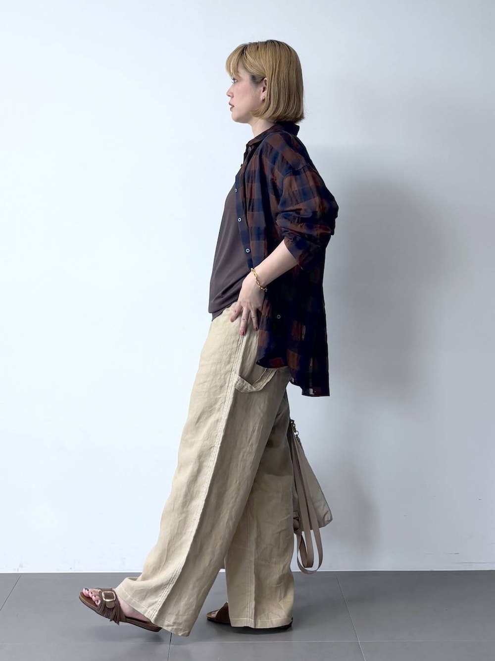 ベージュ系のその他パンツ、ブラウン系のサンダル、ブラウン系のTシャツ/カットソーを着用したレディースの夏コーディネートの3枚目の写真