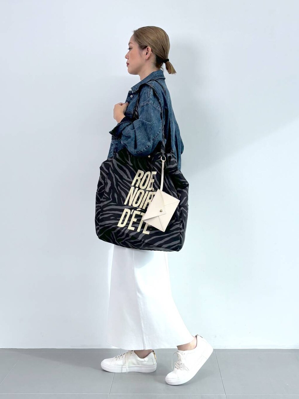 グレー系のTシャツ/カットソー、グリーン系のシャツ/ブラウス、ブルー系のデニムジャケットを着用したレディースの夏コーディネートの3枚目の写真