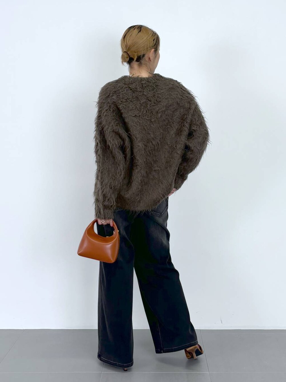 ブラウン系のショルダーバッグ、ブラウン系のTシャツ/カットソー、ブラウン系のパンプスを着用したレディースの秋コーディネートの7枚目の写真