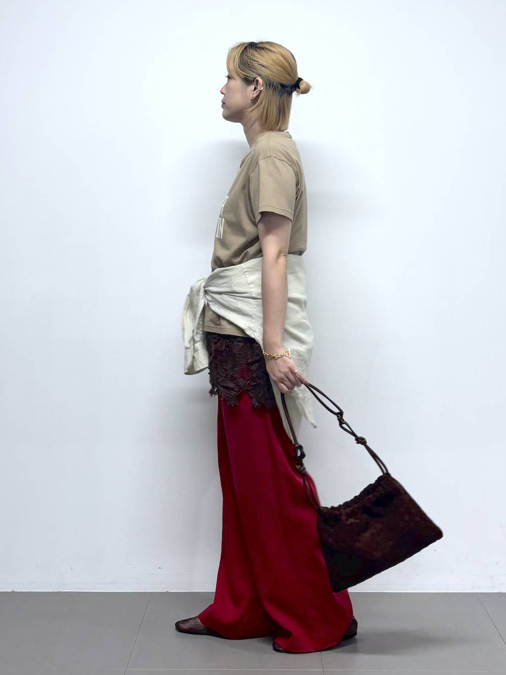 ベージュ系のシャツ/ブラウス、レッド系のその他パンツ、ブラウン系のパンプスを着用したレディースの夏コーディネートの2枚目の写真