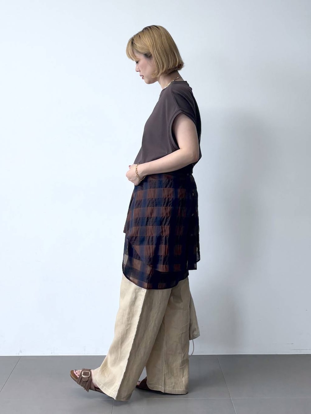 ベージュ系のその他パンツ、ブラウン系のサンダル、ブラウン系のTシャツ/カットソーを着用したレディースの夏コーディネートの6枚目の写真