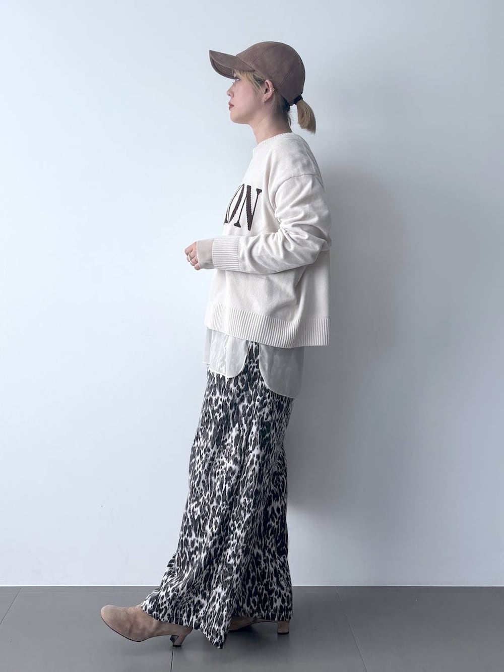 ベージュ系のその他パンツ、ブラウン系のブーツ、ホワイト系のニット/セーターを着用したレディースの秋コーディネートの3枚目の写真