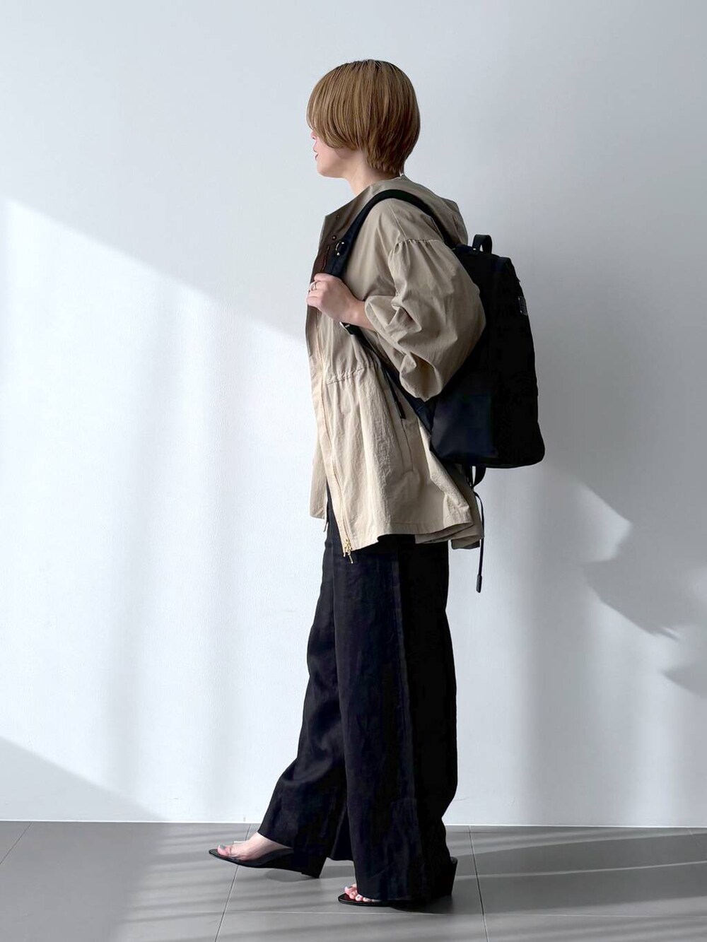 ブラック系のバックパック/リュック、その他のネックレスを着用したレディースの冬コーディネートの5枚目の写真