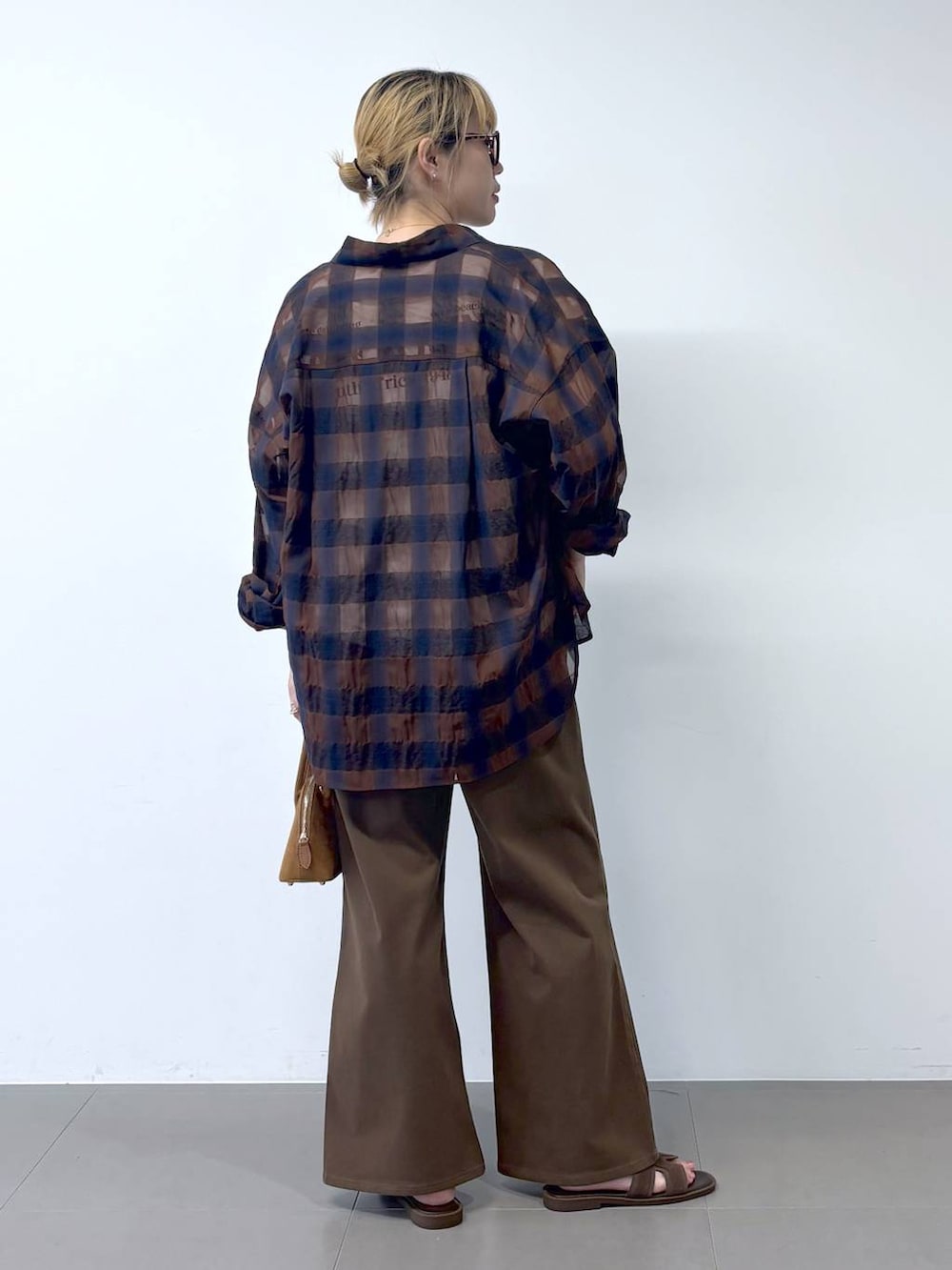 ホワイト系のTシャツ/カットソー、ブラウン系のシャツ/ブラウス、ブラウン系のデニムパンツを着用したレディースの夏コーディネートの4枚目の写真