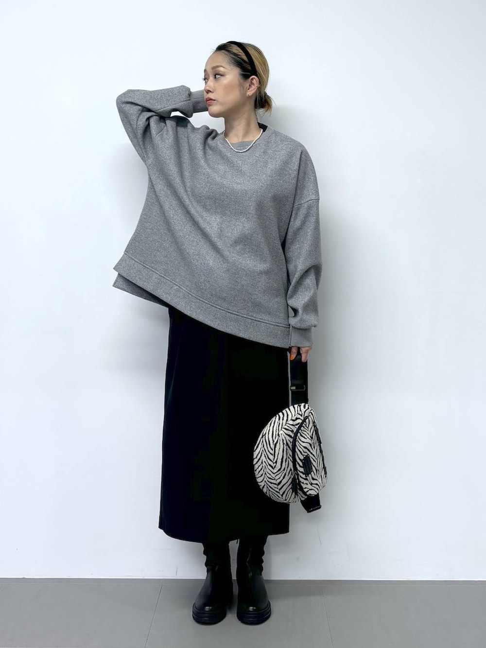 その他のボディバッグ/ウエストポーチ、ブラック系のスカート、ブラック系のブーツを着用したレディースの秋コーディネートの2枚目の写真