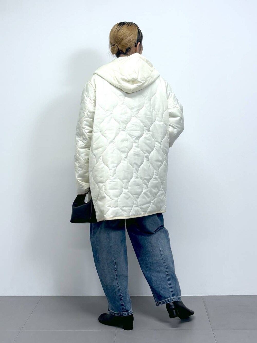 「きれいめカジュアル、アウター、デニムパンツ、ニット、レイヤードスタイル、ヘアアクセサリー、ショルダーバッグ、ショートブーツ、秋冬新作、冬コーデ、差し色コーデ、オーバーサイズ、スポーティ、ワンマイル、体型カバー」|「BARNYARDSTORMのBARNYARDSTORM / SINBONO / ショルダーBAG(ショルダーバッグ、ブラック系)」を使った、ニッシさん(レディース・164cm)の秋コーディネートの5枚目の写真