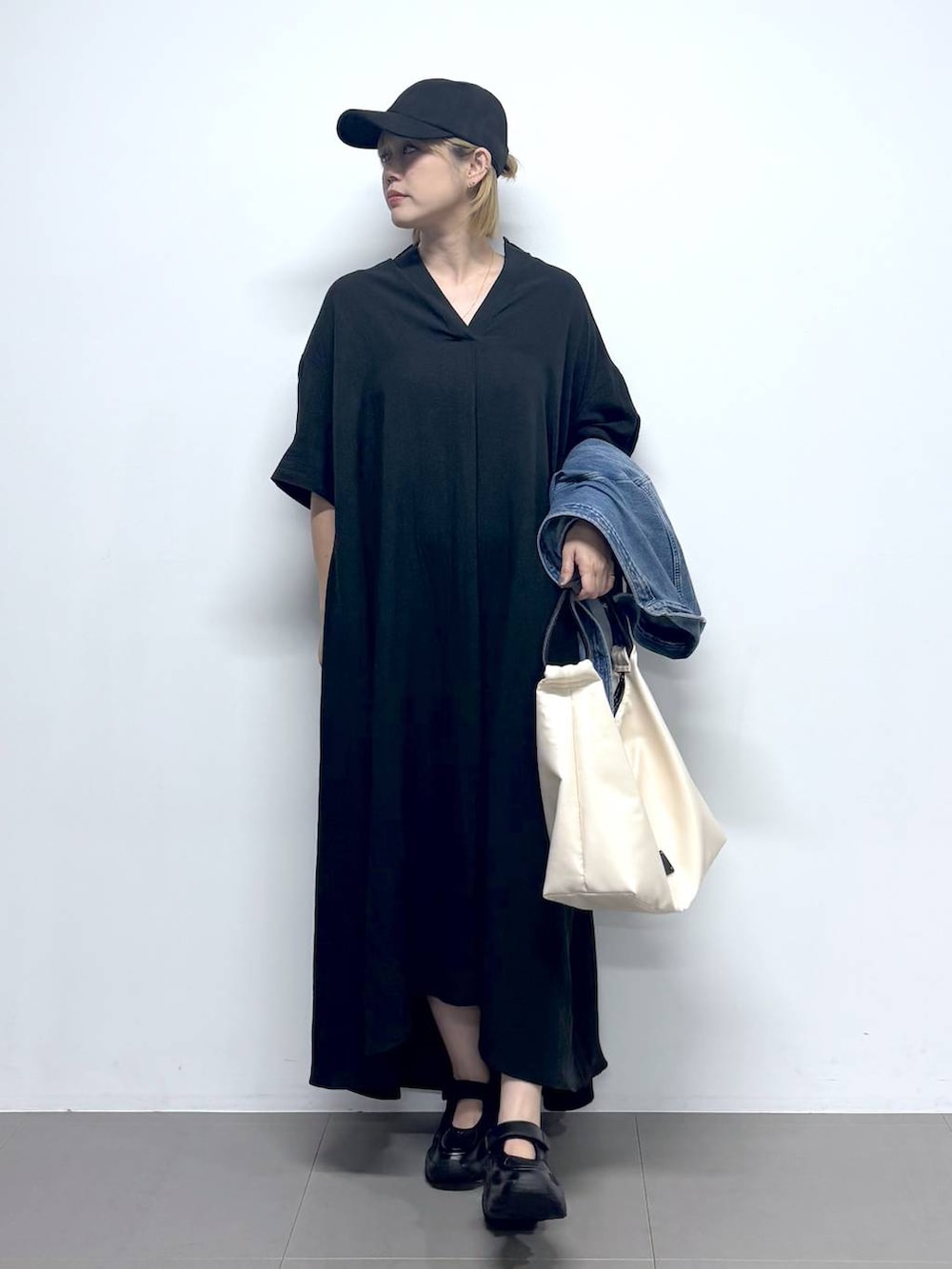 ブルー系のシャツ/ブラウス、ブラック系のワンピース、ホワイト系のトートバッグを着用したレディースの夏コーディネートの5枚目の写真