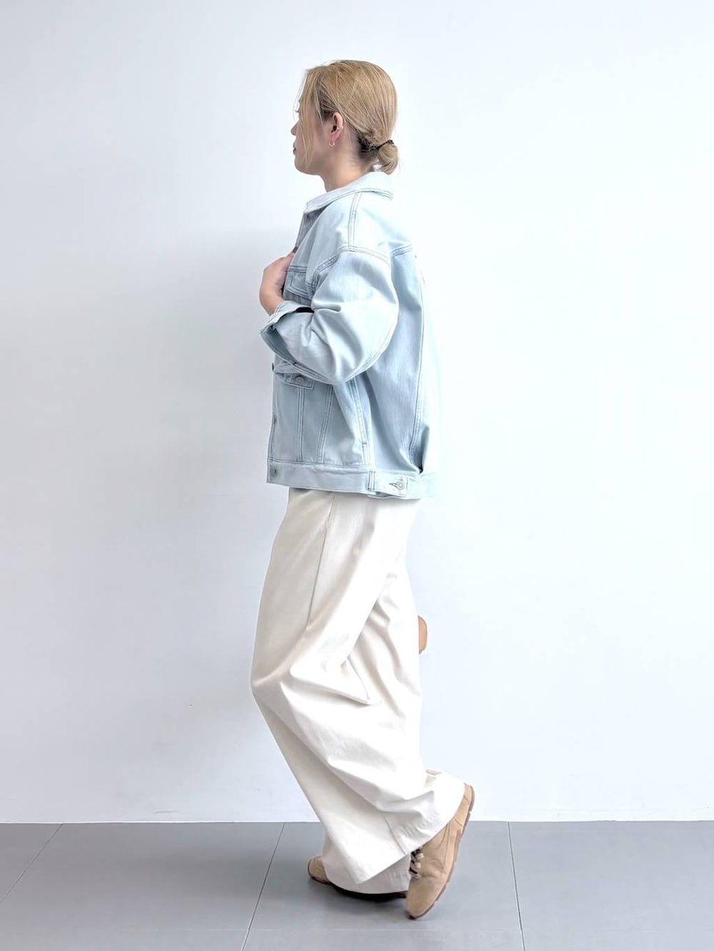 ブルー系のデニムジャケット、ホワイト系のTシャツ/カットソー、ベージュ系のその他パンツを着用したレディースの冬コーディネートの3枚目の写真