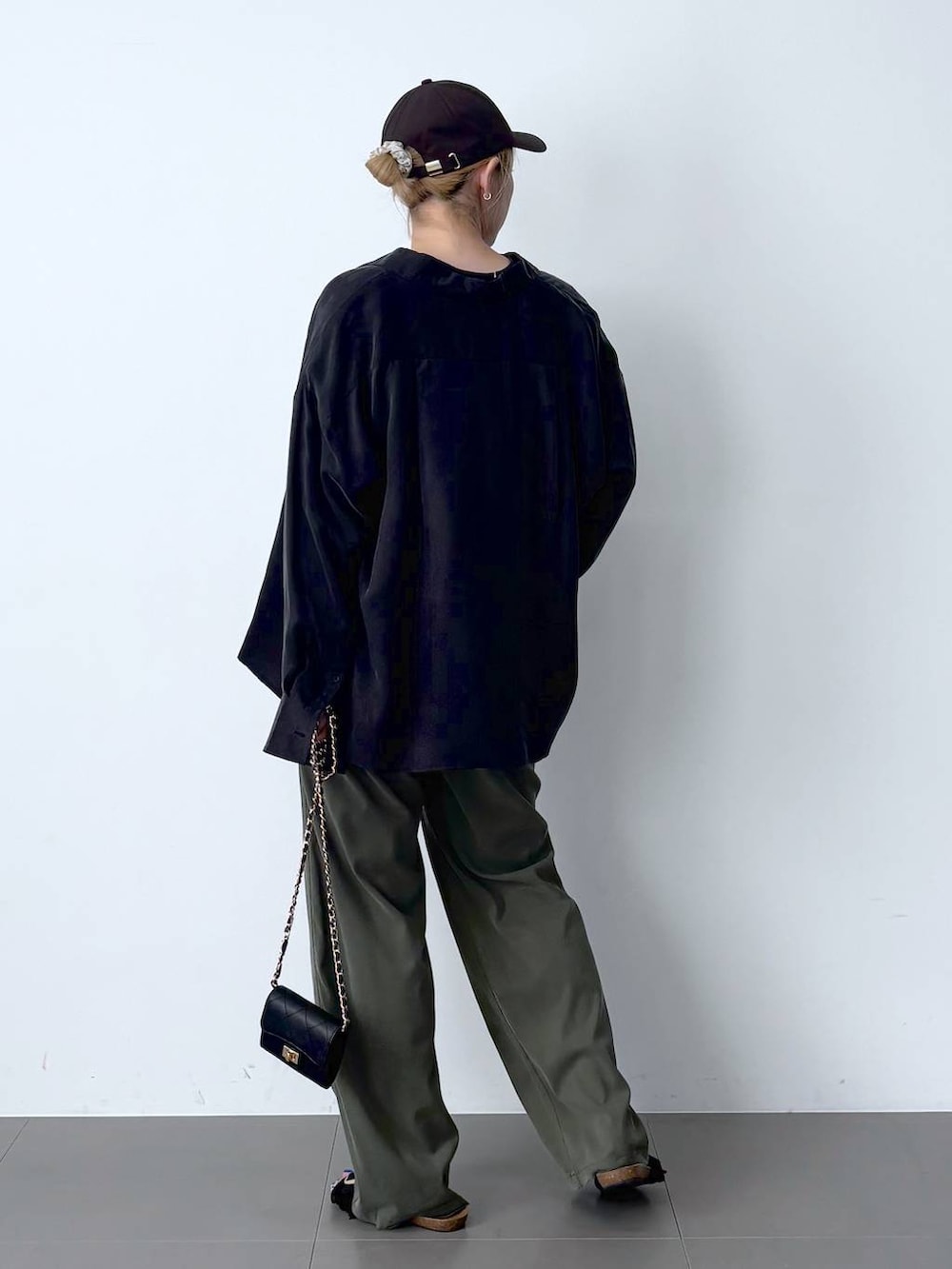 グリーン系のその他パンツ、グレー系のシャツ/ブラウス、グレー系のシャツ/ブラウスを着用したレディースの春コーディネートの4枚目の写真