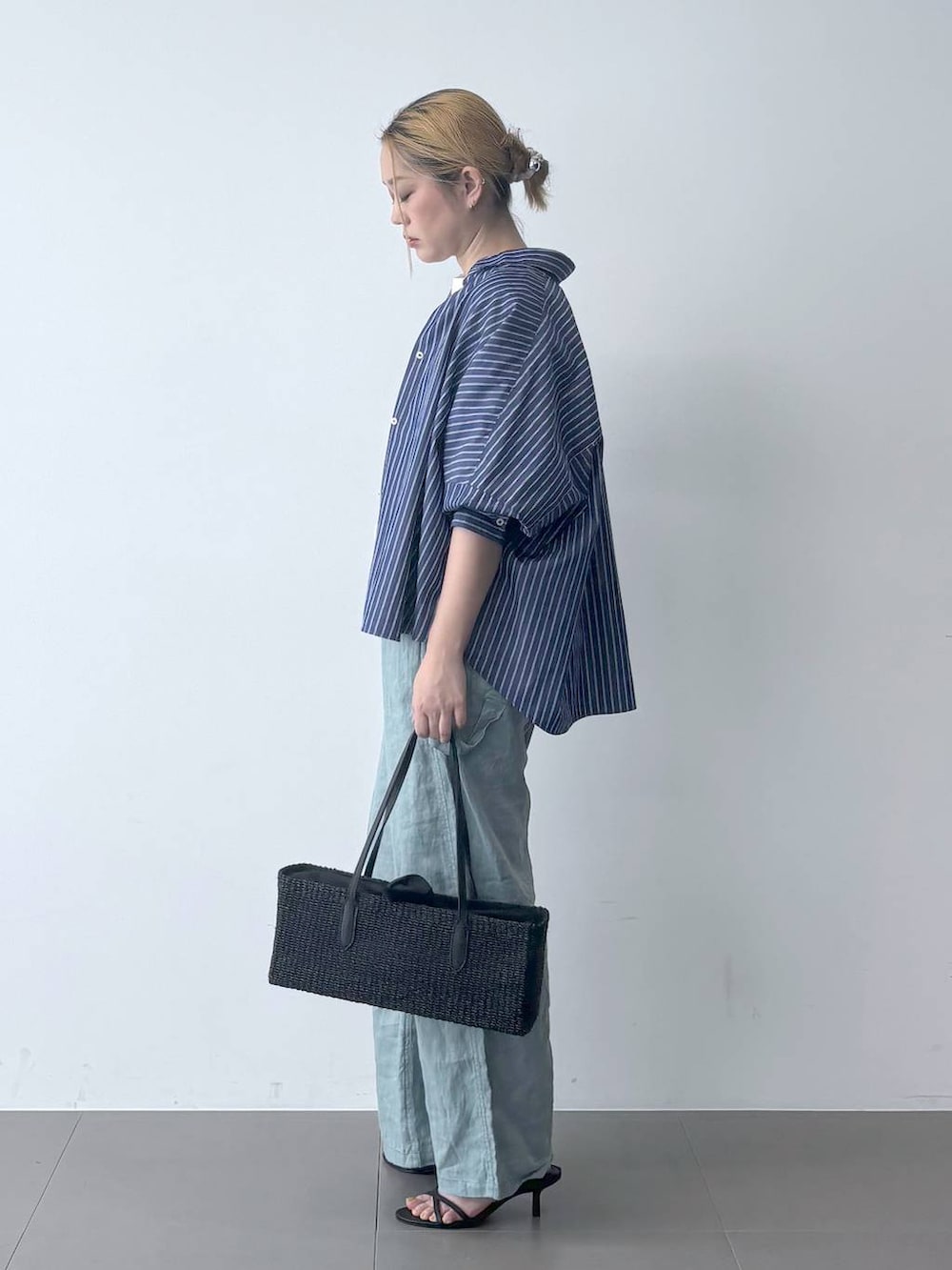 ブルー系のシャツ/ブラウス、グリーン系のその他パンツ、ホワイト系のTシャツ/カットソーを着用したレディースの春コーディネートの2枚目の写真