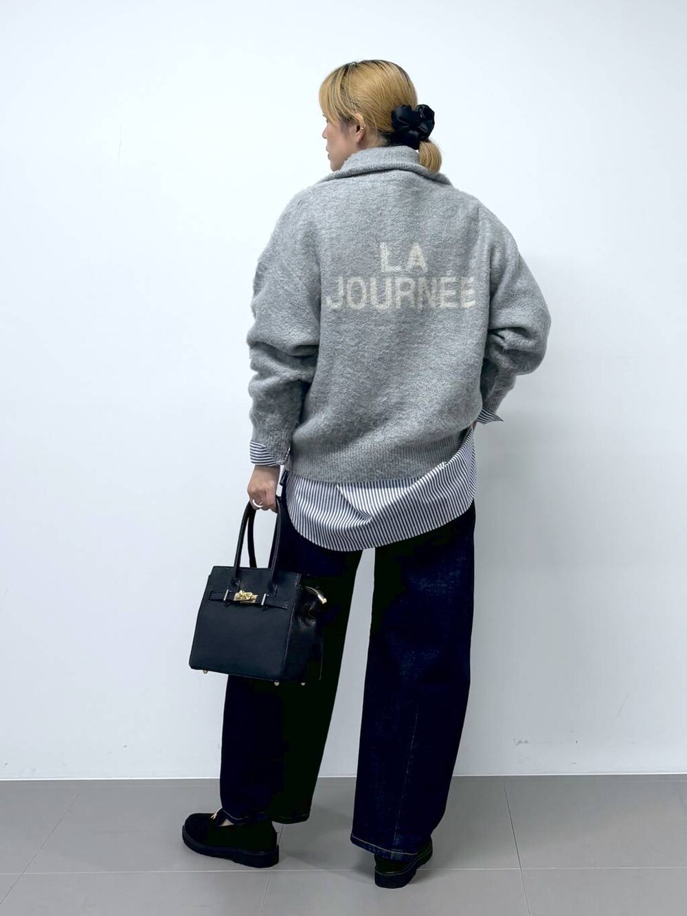 ブルー系のシャツ/ブラウス、グレー系のカーディガン/ボレロ、ブラック系のローファーを着用したレディースの冬コーディネートの4枚目の写真
