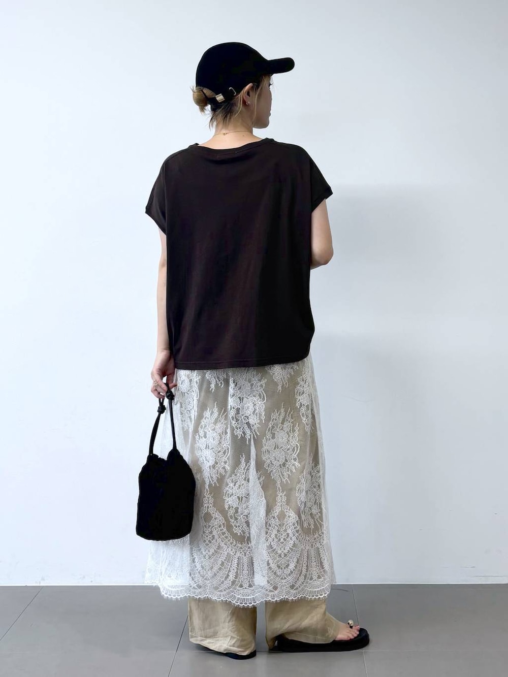 ブラウン系のTシャツ/カットソー、ベージュ系のその他パンツ、ブラック系のサンダルを着用したレディースの夏コーディネートの4枚目の写真
