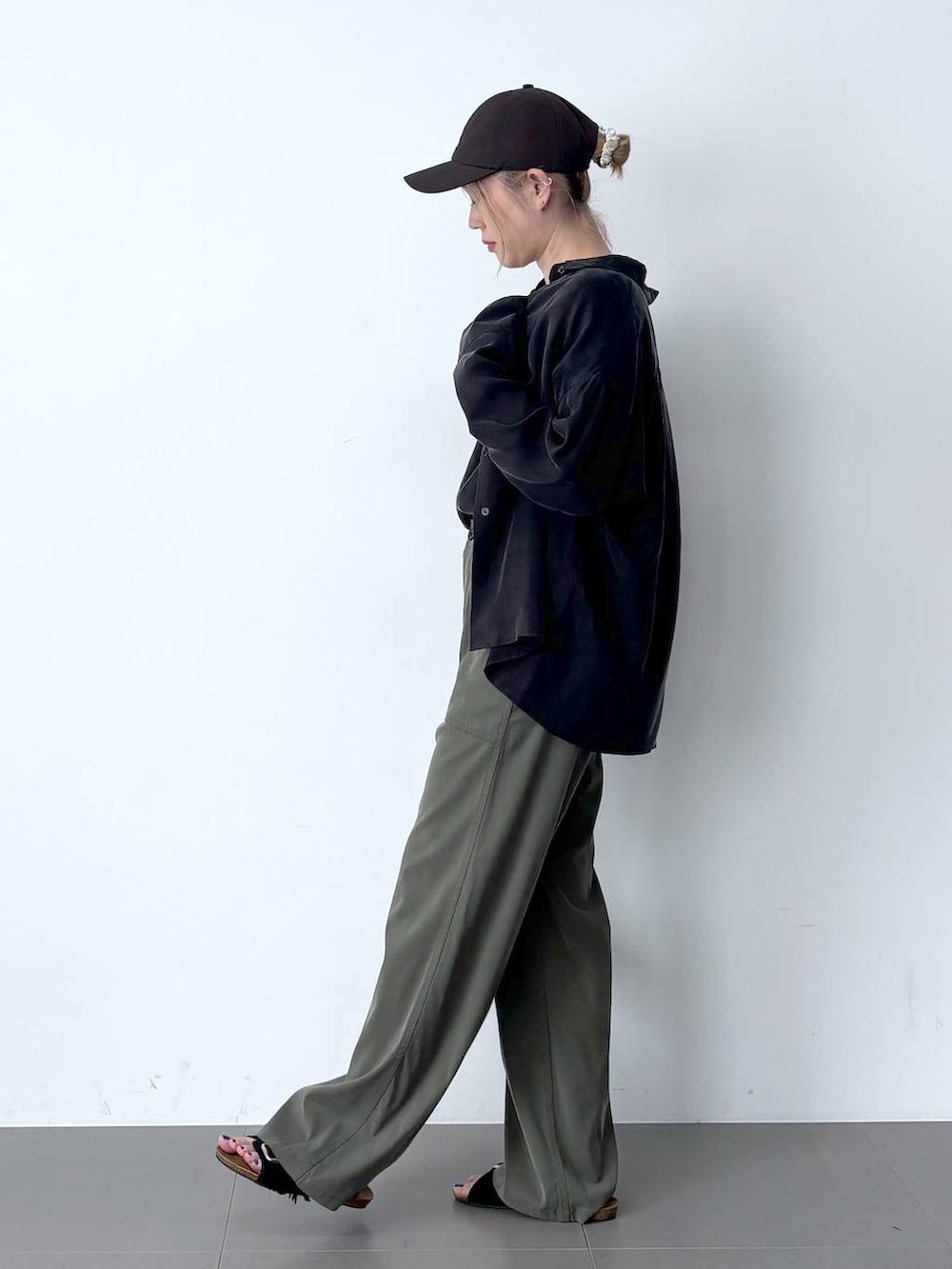 グリーン系のその他パンツ、グレー系のシャツ/ブラウス、グレー系のシャツ/ブラウスを着用したレディースの春コーディネートの3枚目の写真