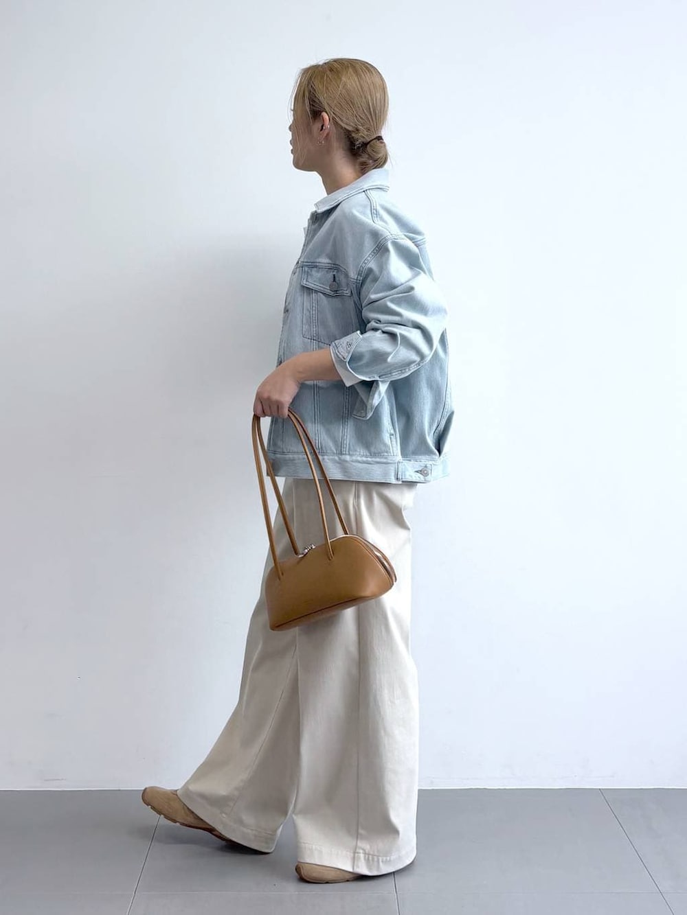 ブルー系のデニムジャケット、ホワイト系のTシャツ/カットソー、ベージュ系のその他パンツを着用したレディースの冬コーディネートの2枚目の写真