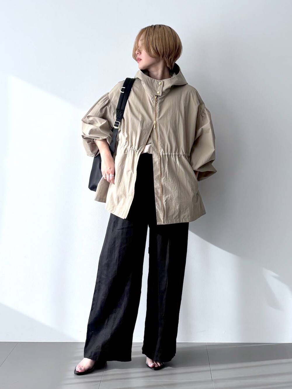 ブラック系のバックパック/リュック、その他のネックレスを着用したレディースの冬コーディネートの2枚目の写真