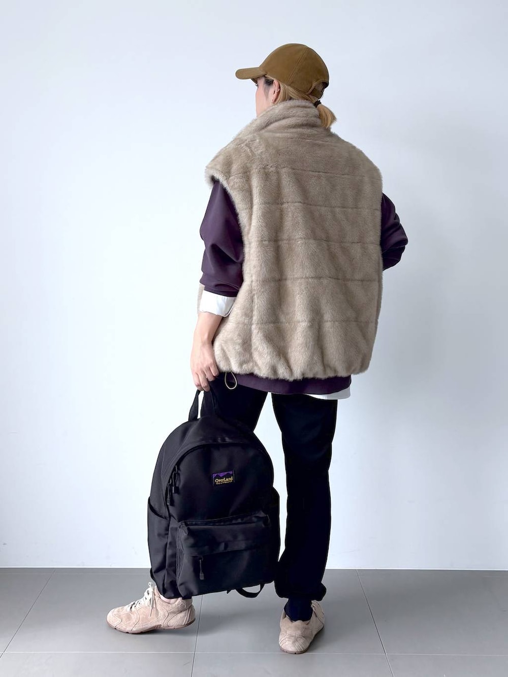 ホワイト系のシャツ/ブラウス、ベージュ系のベスト、パープル系のスウェットを着用したレディースの秋コーディネートの5枚目の写真