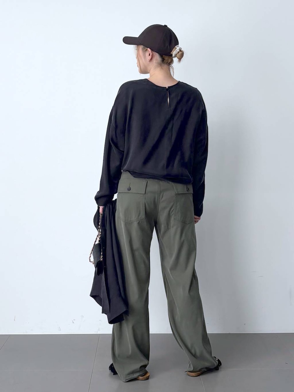 グリーン系のその他パンツ、グレー系のシャツ/ブラウス、グレー系のシャツ/ブラウスを着用したレディースの春コーディネートの6枚目の写真