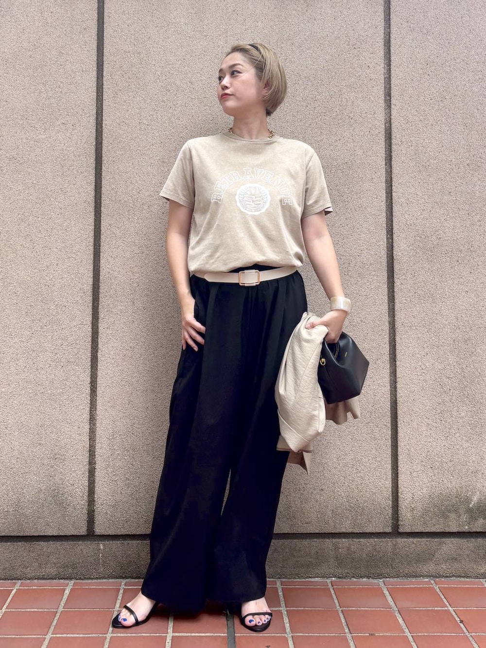 ブラック系のサンダル、ブラック系のその他パンツ、ブラック系のハンドバッグを着用したレディースの夏コーディネートの5枚目の写真