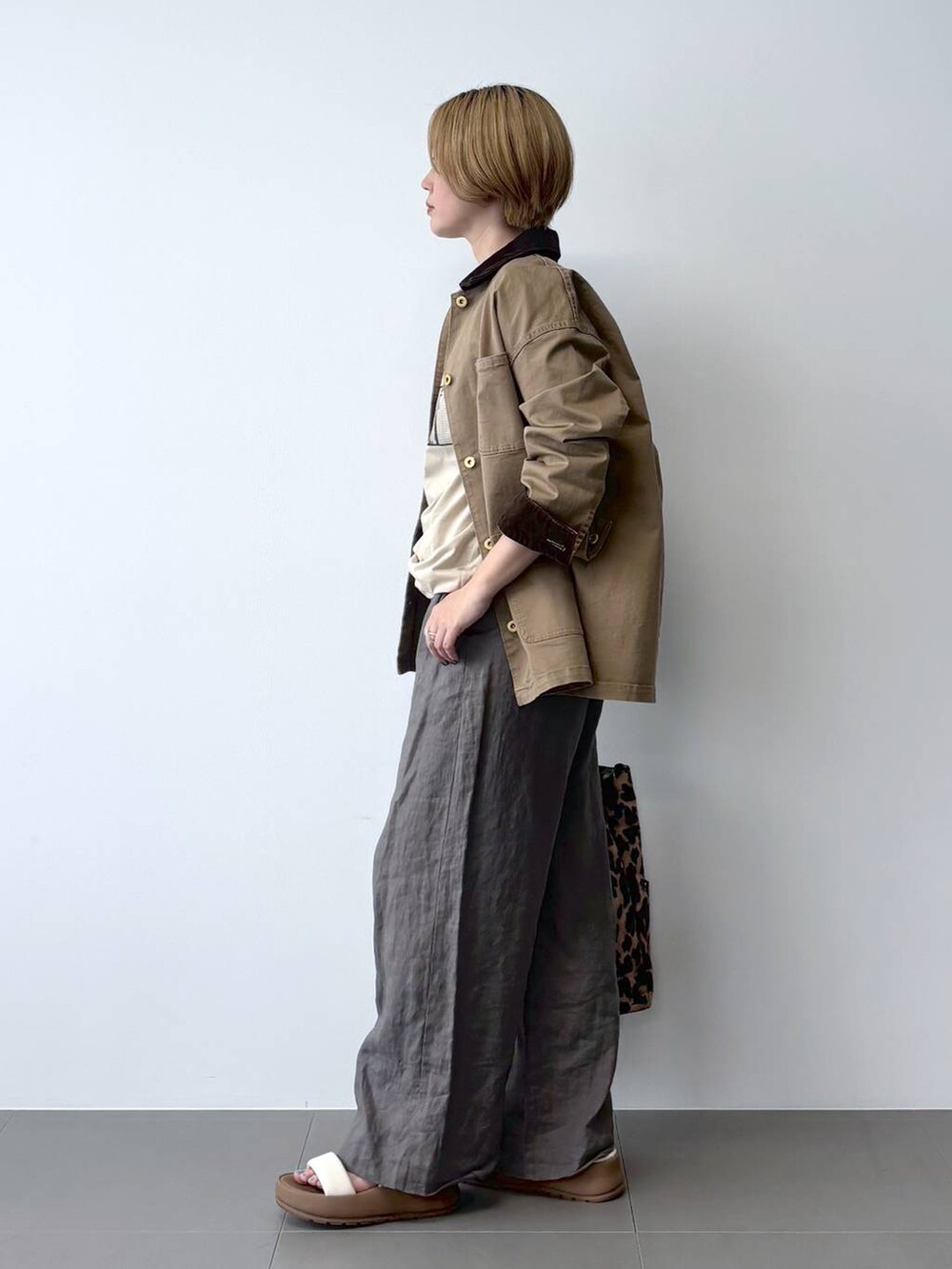 ベージュ系のミリタリージャケット、グリーン系のその他パンツ、その他のトートバッグを着用したレディースの春コーディネートの3枚目の写真