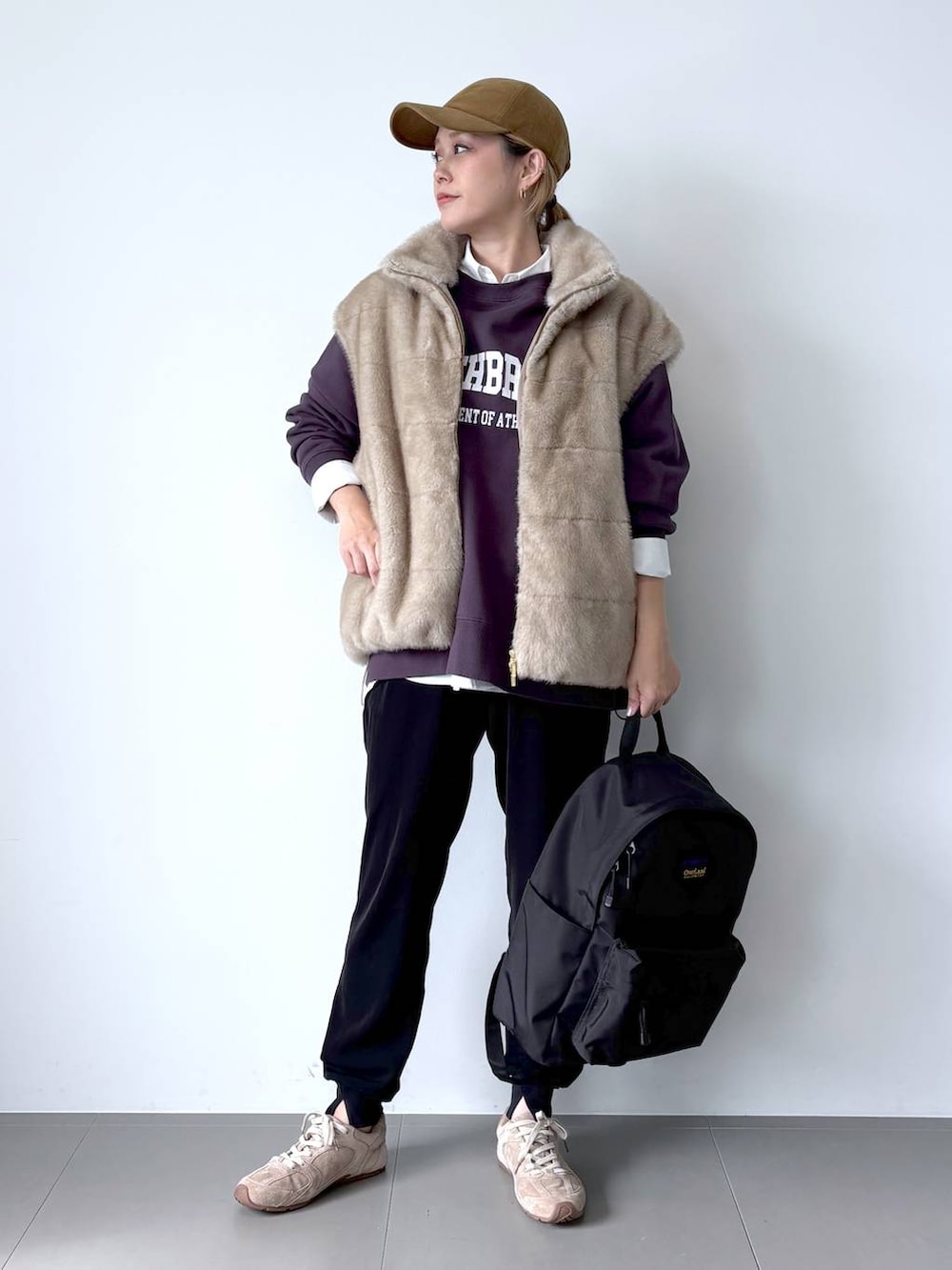 ホワイト系のシャツ/ブラウス、ベージュ系のベスト、パープル系のスウェットを着用したレディースの秋コーディネートの2枚目の写真