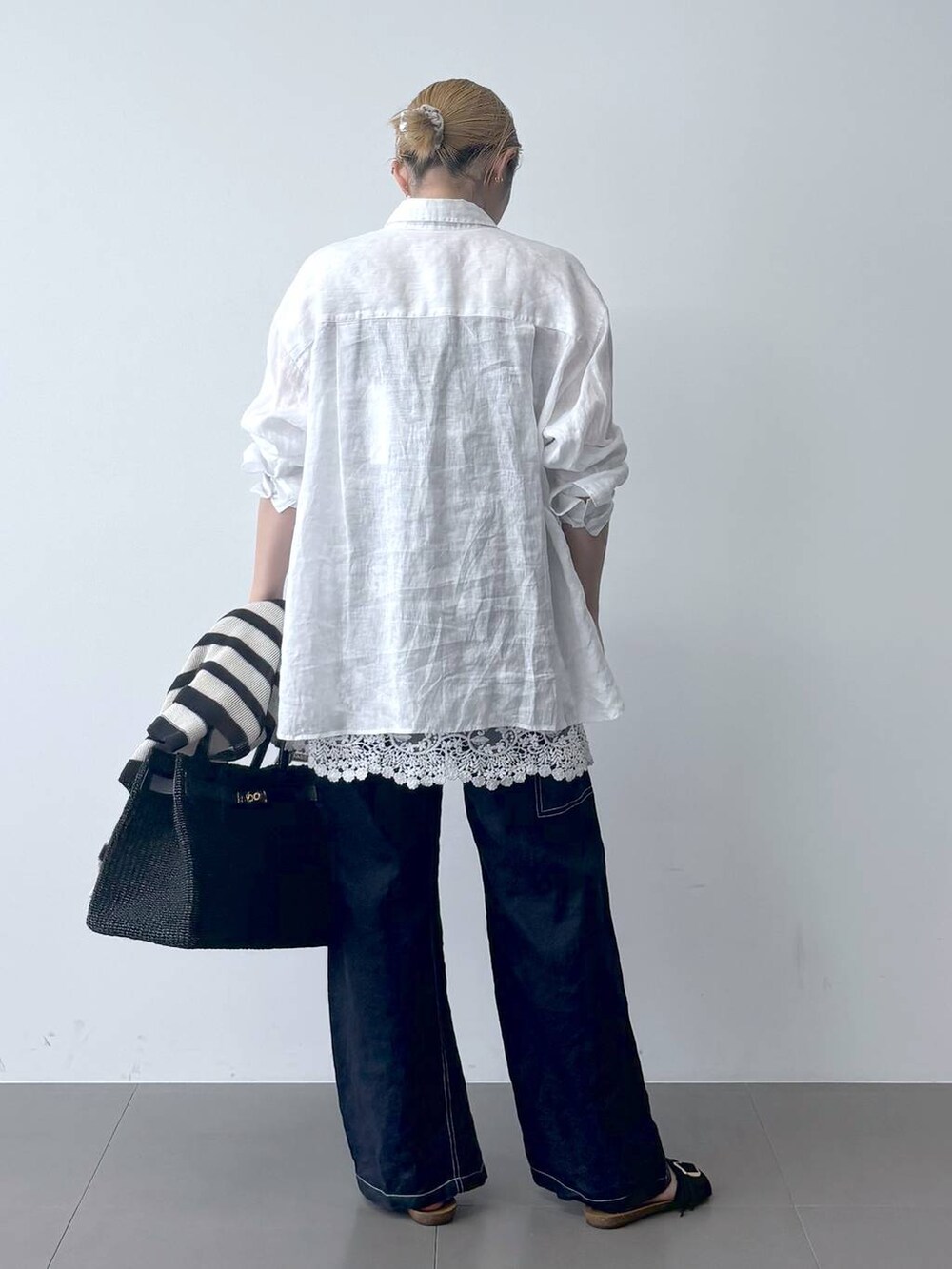 ホワイト系のニット/セーター、ホワイト系のシャツ/ブラウス、ブルー系のその他パンツを着用したレディースの春コーディネートの5枚目の写真