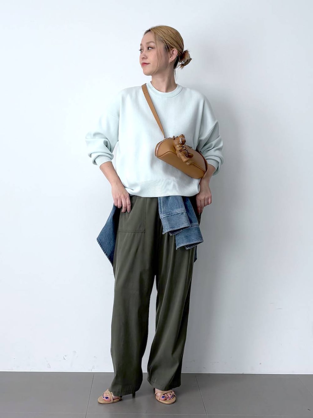 ブルー系のシャツ/ブラウス、ブルー系のニット/セーター、グリーン系のその他パンツを着用したレディースの春コーディネートの2枚目の写真