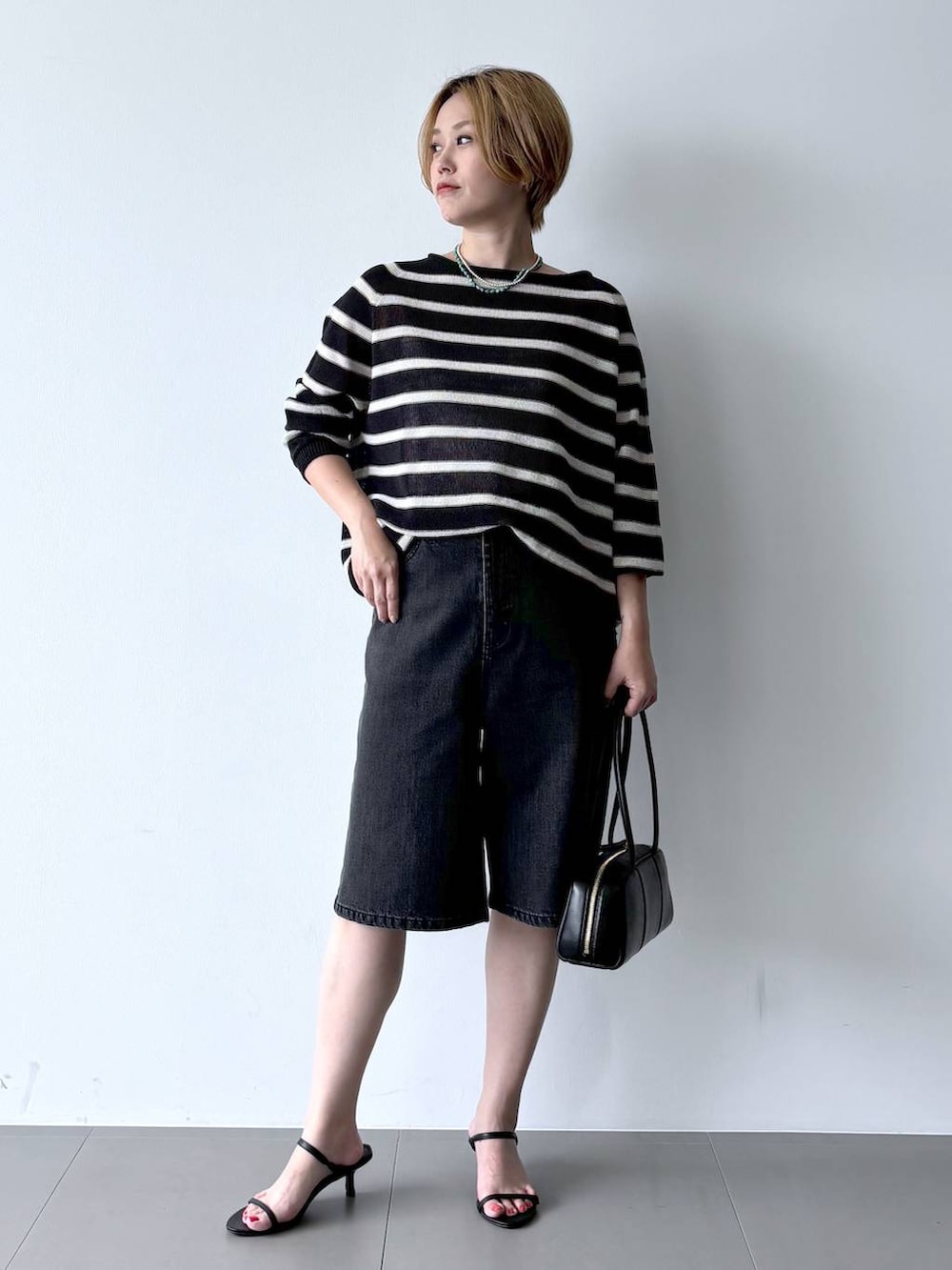 「春コーデ、ボーダー、ニット、デニムパンツ、ハーフパンツ、ベーシック/シンプル、楽ちんコーデ、リラックス、おでかけ、差し色コーデ、オーバーサイズ、スポーティ、ワンマイル、体型カバー、カジュアル」｜「ADD CULUMNのBARNYARDSTORM / 【ADDCULUMN / アドカラム】 / PUFFボストン（ボストンバッグ、ブラック系）」を使った、ニッシさん（レディース・164cm）の春コーディネートの5枚目の写真