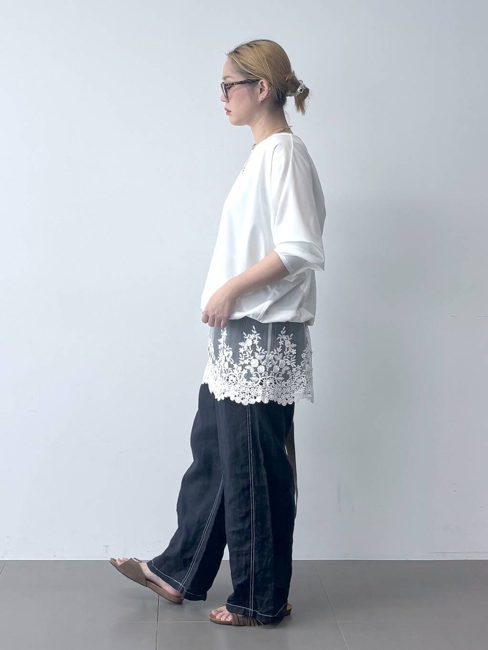 ホワイト系のTシャツ/カットソー、ベージュ系のショルダーバッグ、ブルー系のその他パンツを着用したレディースの春コーディネートの3枚目の写真