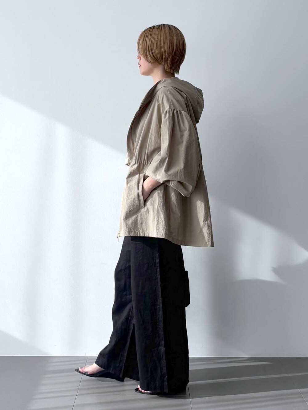 ブラック系のバックパック/リュック、その他のネックレスを着用したレディースの冬コーディネートの4枚目の写真