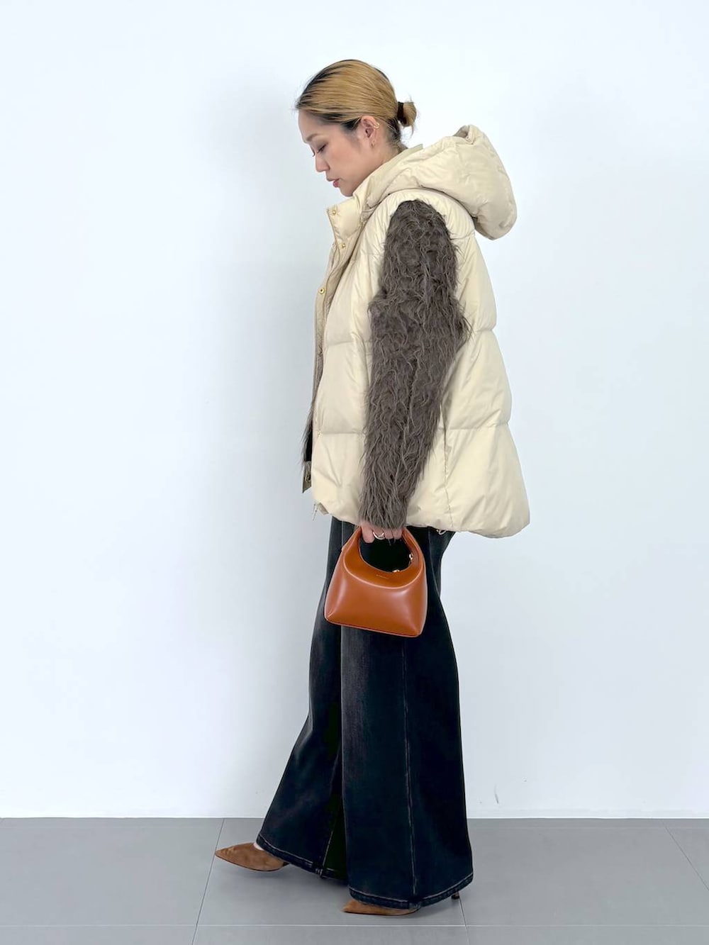 ブラウン系のショルダーバッグ、ブラウン系のTシャツ/カットソー、ブラウン系のパンプスを着用したレディースの秋コーディネートの2枚目の写真