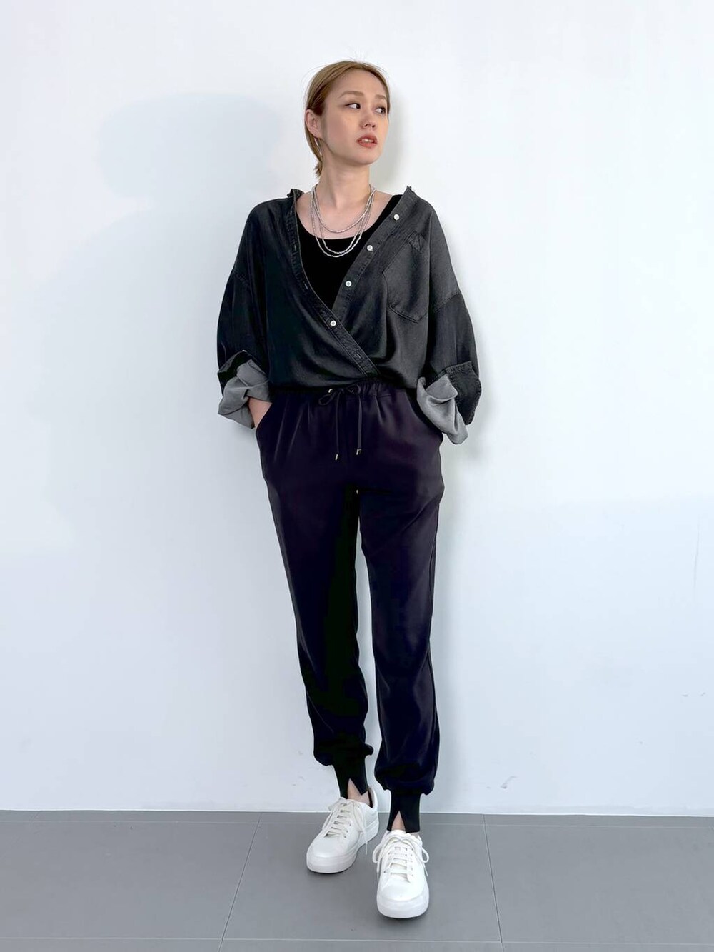 ブラック系のバックパック/リュック、グレー系のシャツ/ブラウス、グレー系のその他パンツを着用したレディースの春コーディネートの5枚目の写真