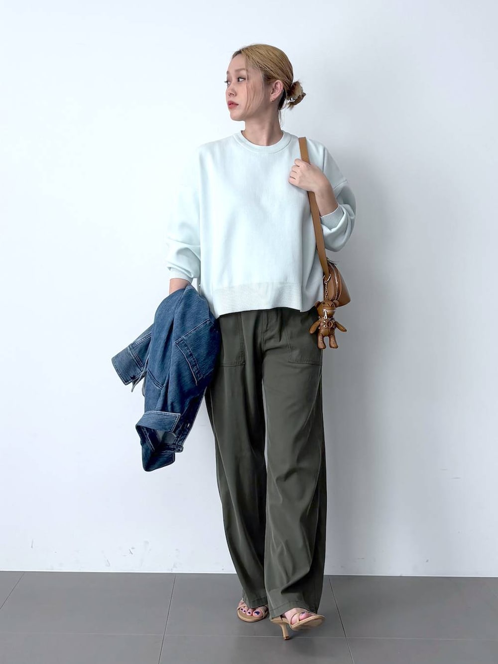 ブルー系のシャツ/ブラウス、ブルー系のニット/セーター、グリーン系のその他パンツを着用したレディースの春コーディネートの5枚目の写真