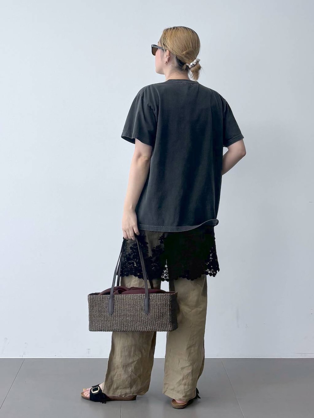 ベージュ系のその他パンツ、グレー系のTシャツ/カットソー、ブラック系のキャミソールを着用したレディースの春コーディネートの5枚目の写真