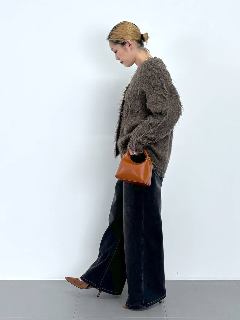 ブラウン系のショルダーバッグ、ブラウン系のTシャツ/カットソー、ブラウン系のパンプスを着用したレディースの秋コーディネートの6枚目の写真