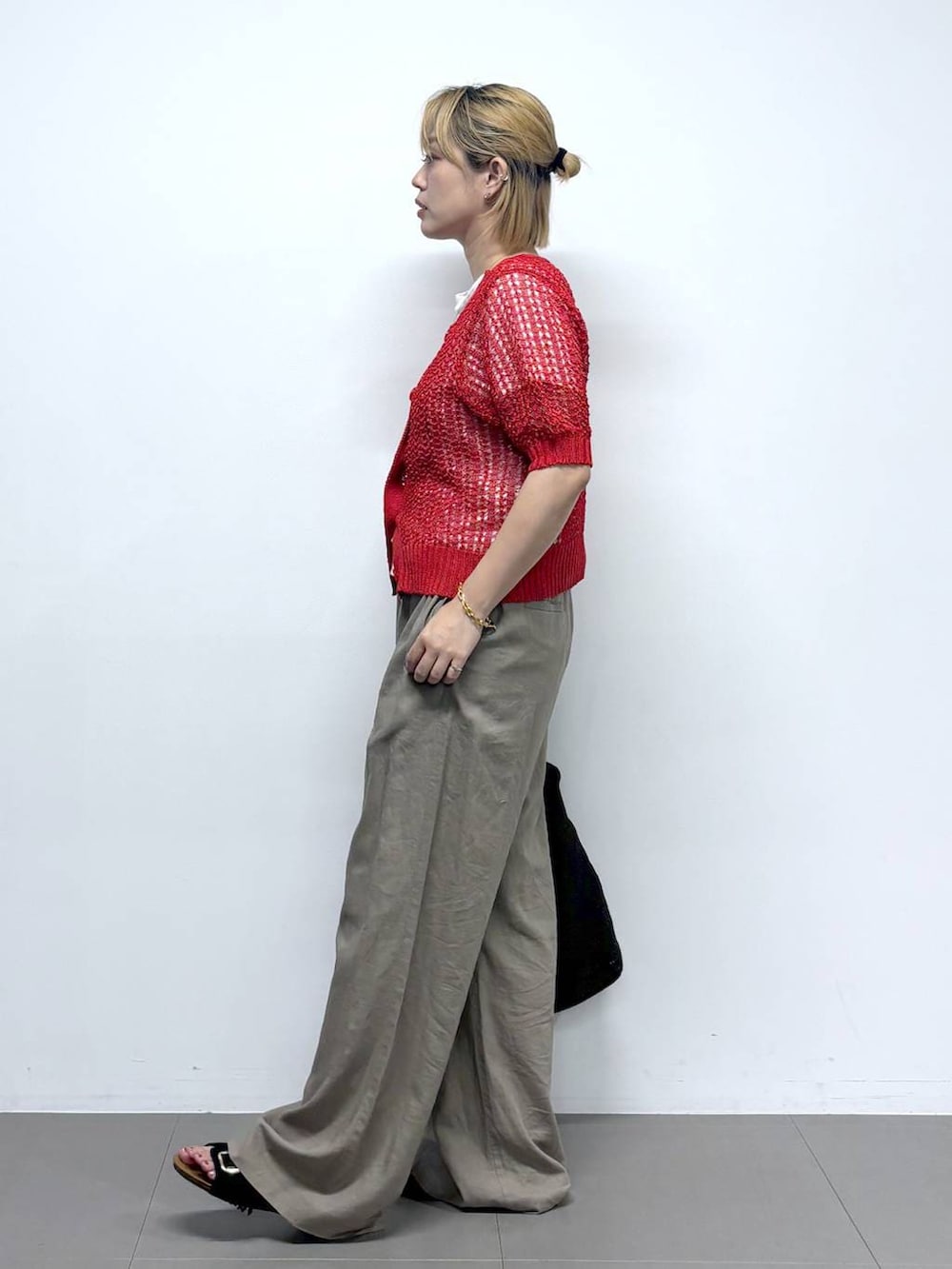 ブラウン系のその他パンツ、ホワイト系のTシャツ/カットソー、ブラック系のサンダルを着用したレディースの夏コーディネートの3枚目の写真