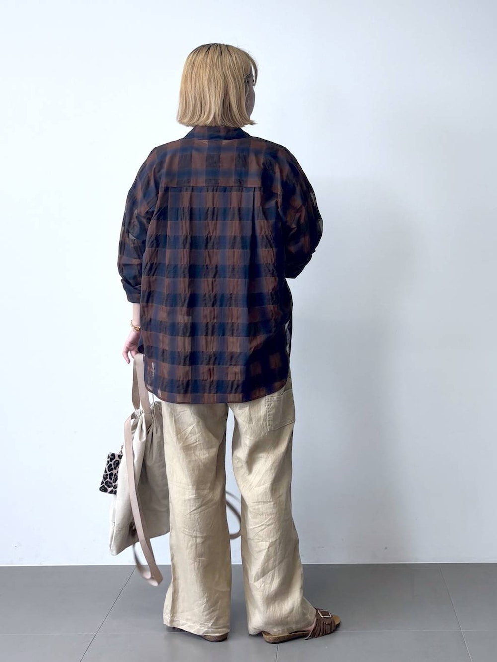 ベージュ系のその他パンツ、ブラウン系のサンダル、ブラウン系のTシャツ/カットソーを着用したレディースの夏コーディネートの4枚目の写真