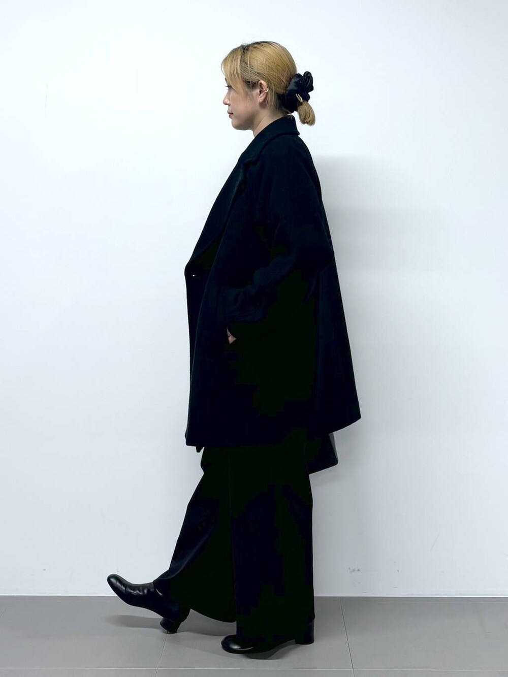 「フェミニン、ベーシック/シンプル、おでかけ、ショートブーツ、ヘアアクセサリー、ニット、ワイドパンツ、バッグ、レイヤードスタイル、冬コーデ、オーバーサイズ、ワンマイル、体型カバー、カジュアル、BARNYARDSTORM」｜「BARNYARDSTORMのBARNYARDSTORM / ワイドPコート（その他アウター、ブラック系）」を使った、ニッシさん（レディース・164cm）の秋コーディネートの3枚目の写真